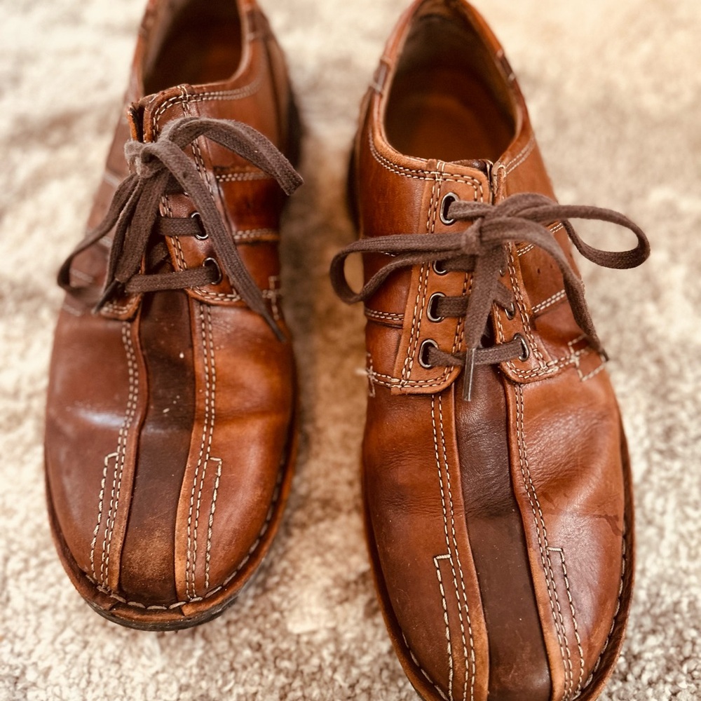 Clarks Brown Oxfords with Unique Split-Toe Design